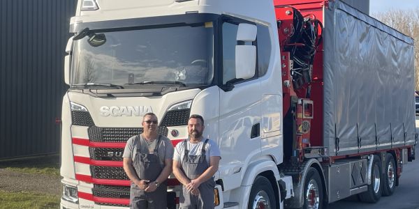 visuel UN NOUVEAU PORTEUR GRUE BÂCHÉ POUR SOMMALEV