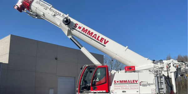 visuel [SOMMALEV]: Premi&egrave;re grue &agrave; chenilles , la Liebherr LTR 1100